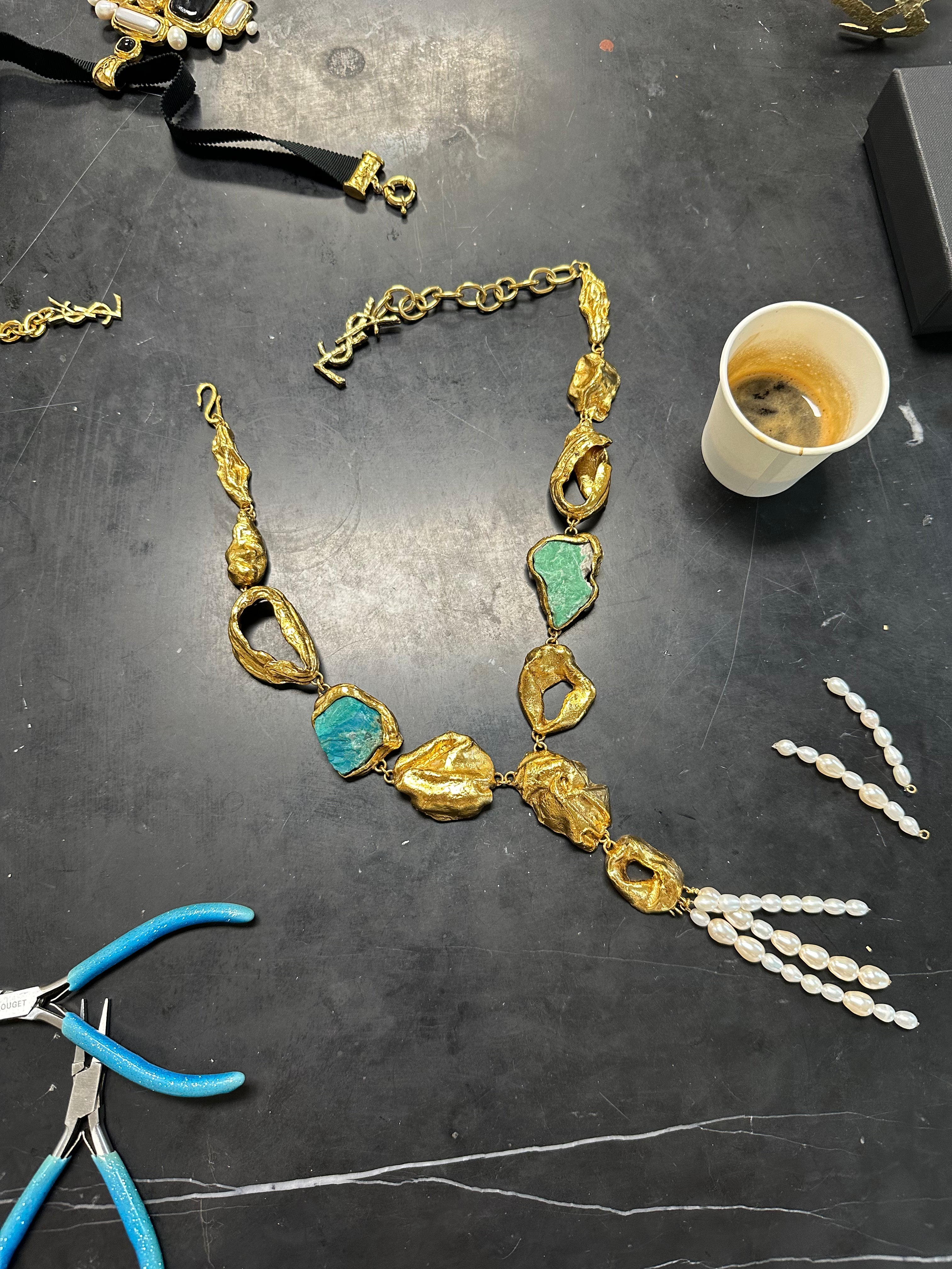 Collaboration pour la réalisation de bijoux pour la maison Saint Laurent