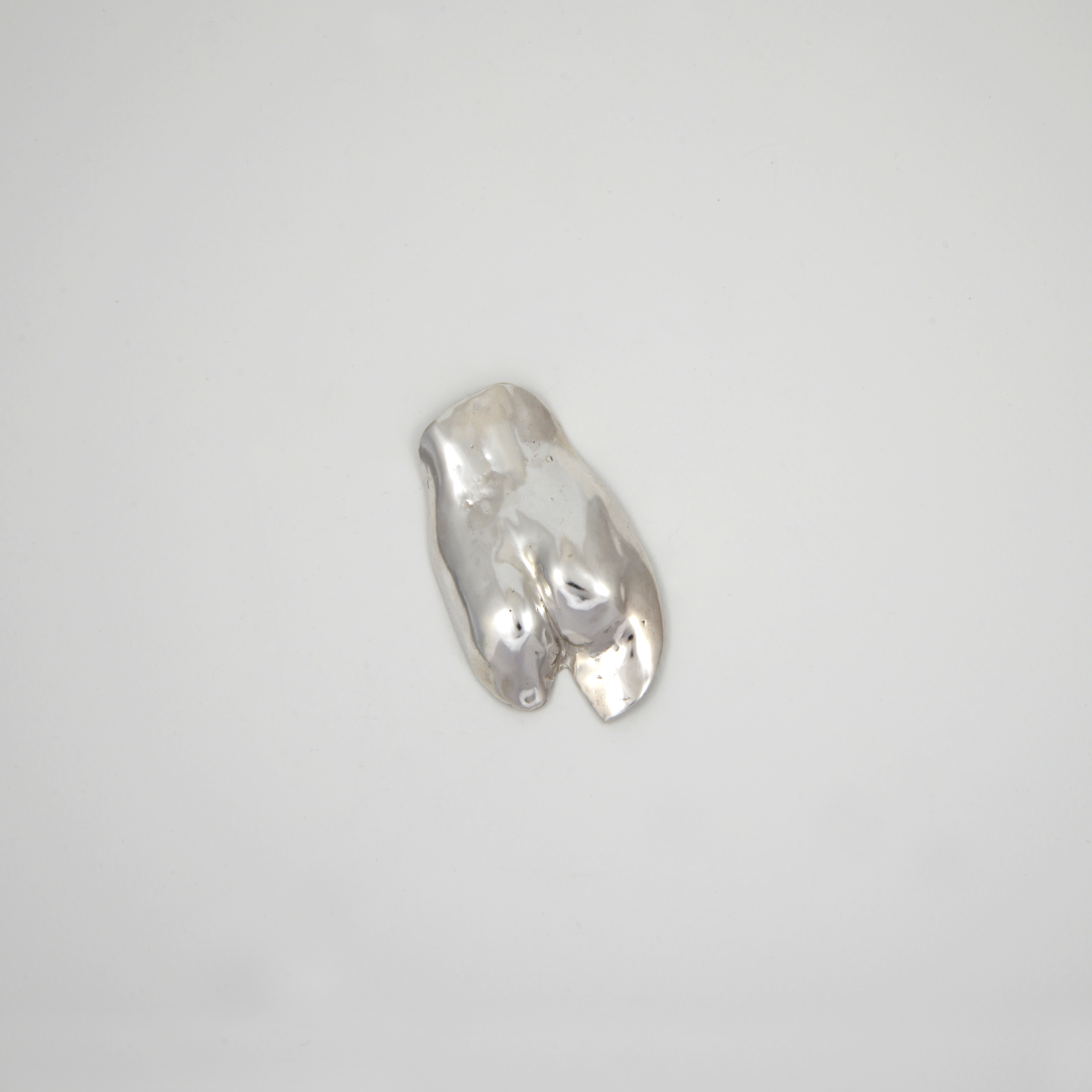 Broche fesses – Incarnem, bijoux sur mesure et moulages incarnés